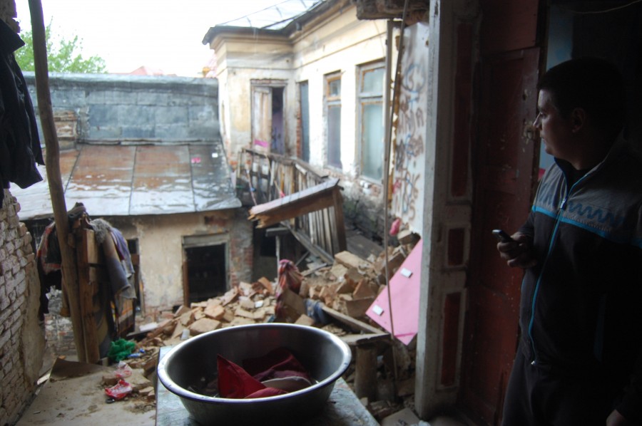 (FOTO/VIDEO) PERICOL pe strada Cuza. O casă S-A PRĂBUȘIT peste locatari