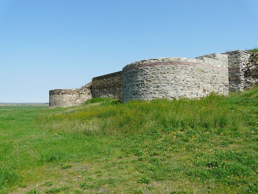 Istorie peste care se aşterne praful: DINOGEŢIA, cetatea romano-bizantină de peste Dunăre