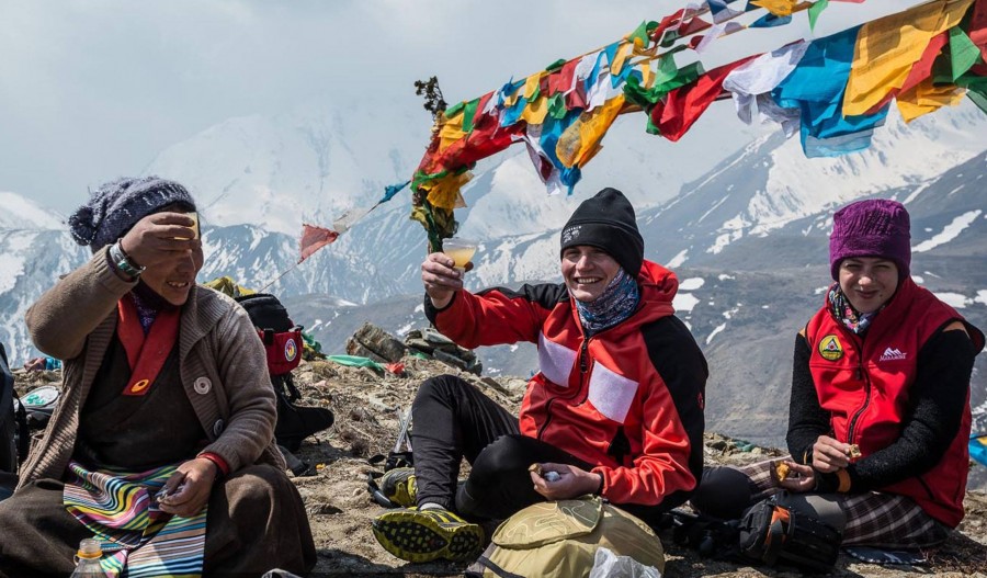 „Everest 2014” - jurnalul de expediţie al gălăţeanului Tiberiu Pintilie: Dincolo de munţi pare că se termină lumea