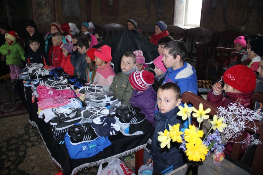 Mii de copii au primit haine, la biserici, înainte de Paşte