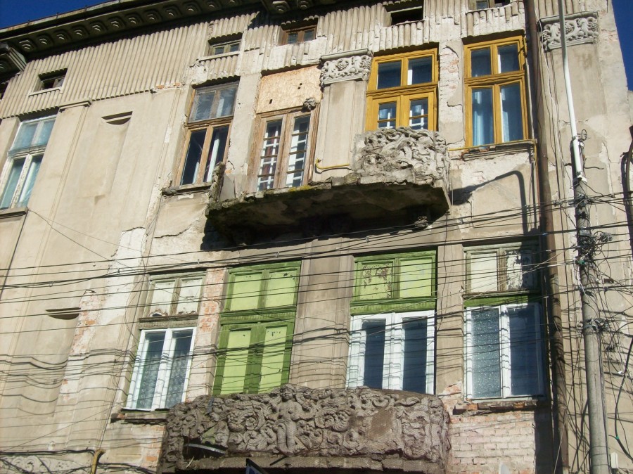 Un balcon s-a PRÃBUŞIT în centrul oraşului (FOTO)