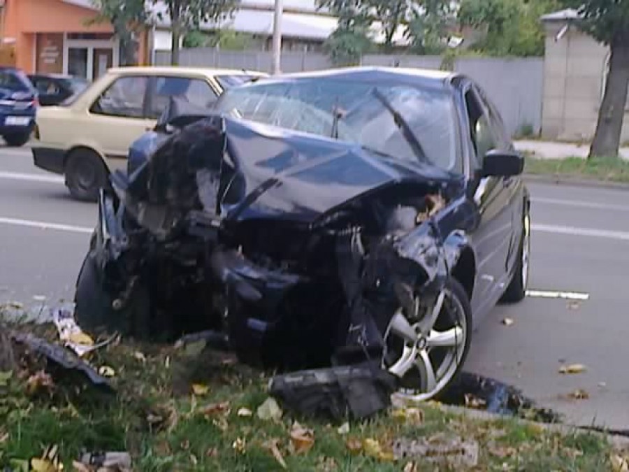 Accident teribil pe Coșbuc! Un BMW s-a făcut ”tirbușon” după ce a intrat într-un copac