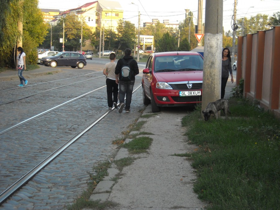 Campanie VL: Pietoni în oraşul fără trotuare - Oameni fugăriţi de maşini