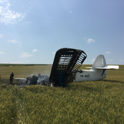 Doi răniţi după ce un avion a aterizat forţat pe câmp