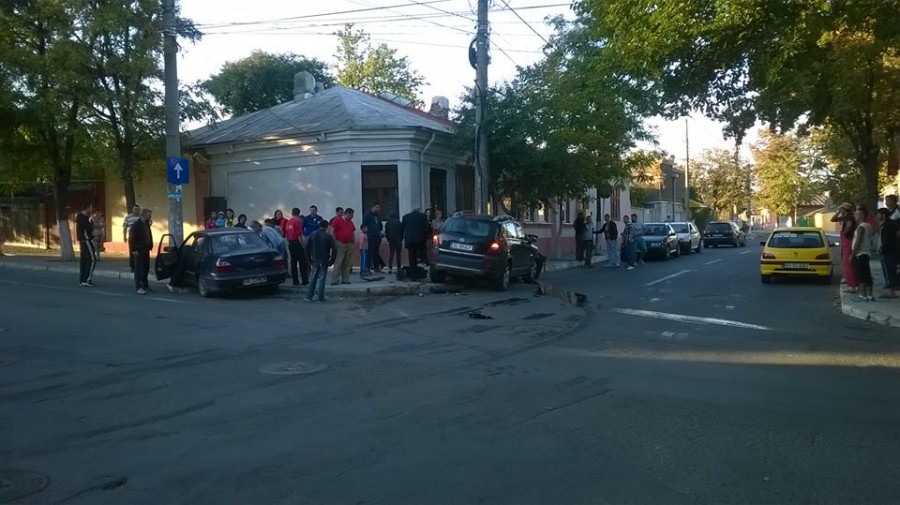 GRAV ACCIDENT la intersecția străzilor Movilei și Alexandru Cernat. O femeie este în spital (GALERIE FOTO)