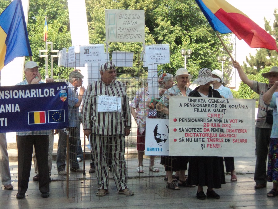 Protest în zeghe al pensionarilor pentru demiterea preşedintelui