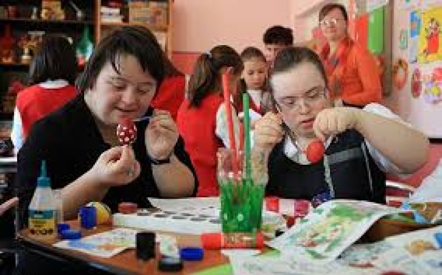 Miniştrii Florian Bodog (Sănătăţii) şi Lia Olguţa Vasilescu (Muncii) au semnat ORDINUL privind copiii cu dizabilităţi