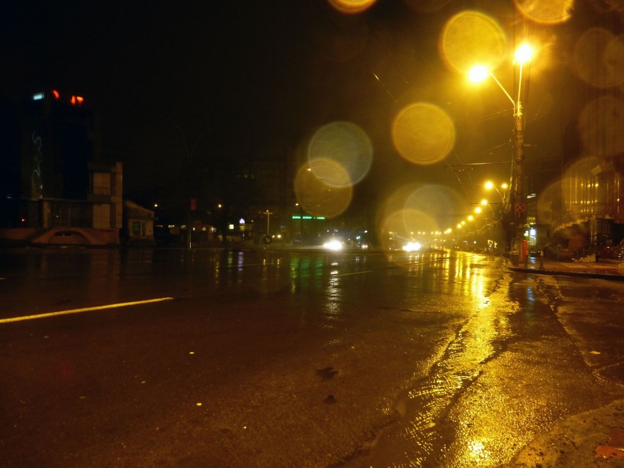 Nopți negre prin oraș/ După strângerea luminițelor, parte din ILUMINATUL PUBLIC s-a stins și el (FOTO)