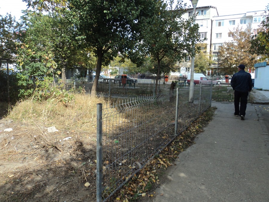 Grădinile de bloc/ Dorel montează garduri. Pe jumătate (FOTO)