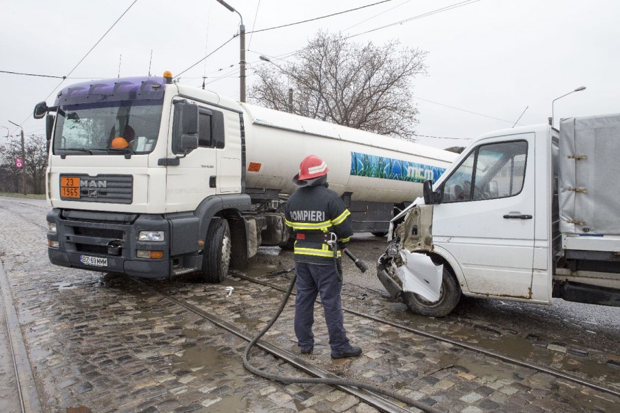 Pericol de EXPLOZIE pe strada Basarabiei. O cisternă a fost lovită în plin de o furgonetă