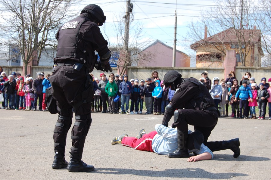 "Săptămâna altfel" la Poliţia Locală Galaţi. Exerciţii demonstrative şi sfaturi utile pentru elevi (FOTO)