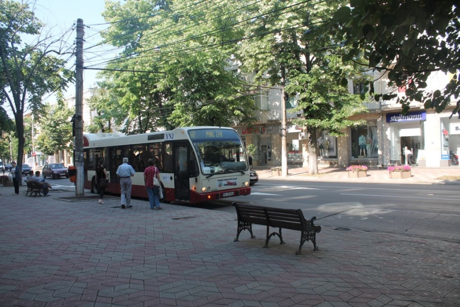 PRIN GALAŢI: Staţii de autobuz fără refugiu, în plin centru