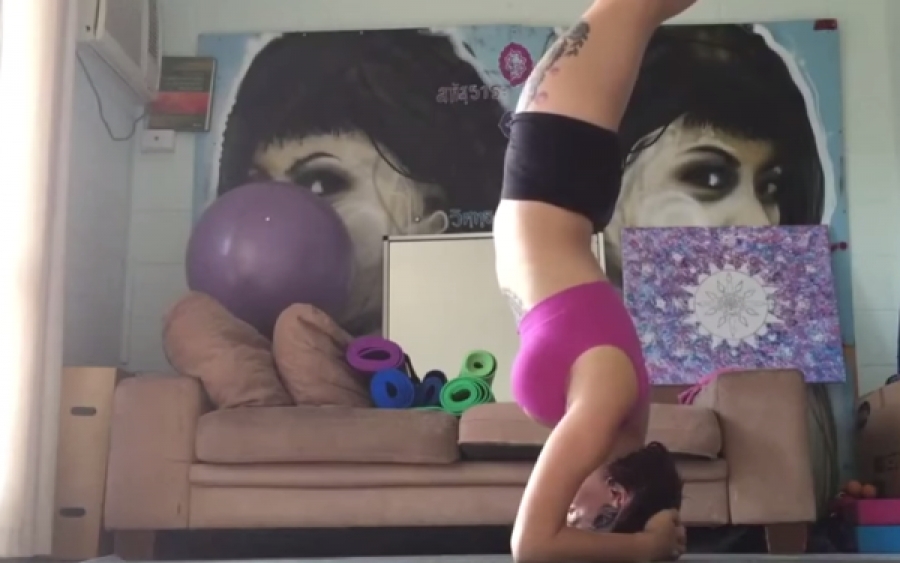 SĂ NE AMUZĂM UN PIC - Ce se întâmplă când o tânără încearcă să îşi demonstreze talentul la yoga (VIDEO)