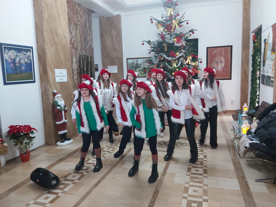 Veselia și magia Crăciunului cu artiștii „Voces” din Galați (FOTO și VIDEO)