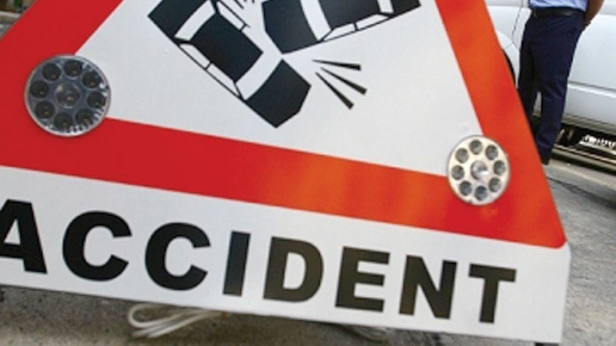 O şoferiţă grăbită a provocat un ACCIDENT pe o stradă din Galaţi. Un tânăr a fost RĂNIT şi a fost transportat la SPITAL