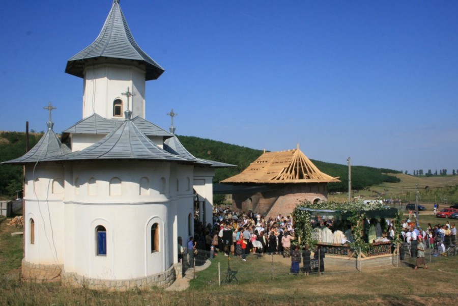 Popasuri duhovniceşti la Dunărea de Jos/ Biserici istorice gălăţene - vetre de credinţă şi cultură