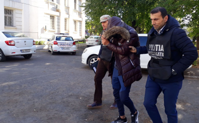 UPDATE | Şoferul care a rănit un poliţist este acuzat de tentativă la omor şi ultaj. Încă este CĂUTAT DE POLIȚIE