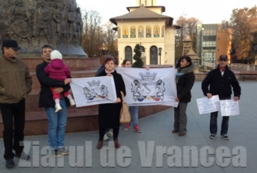 VRANCEA: Protest în Piaţa Unirii din solidaritate cu vrâncenii care n-au putut vota la Roma