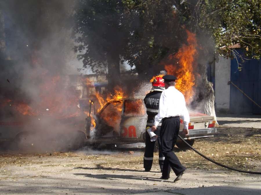 Defilare, avansări în grad și exerciții demonstrative cu ocazia Zilei Pompierilor la Galaţi (FOTO)