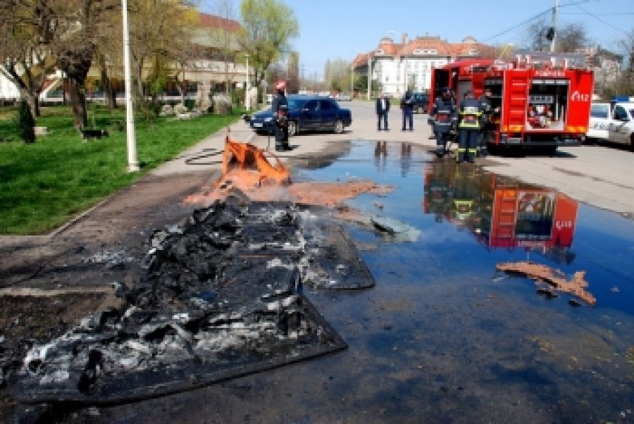 BRĂILA: Toalete ecologice incendiate cu un cocktail Molotov