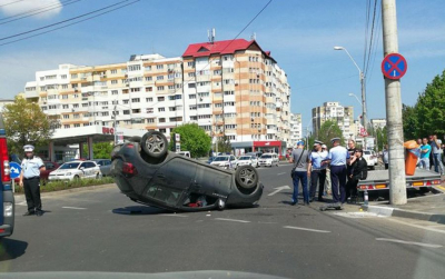 O profesoară s-a răsturnat cu maşina după ce s-a urcat BEATĂ la volan