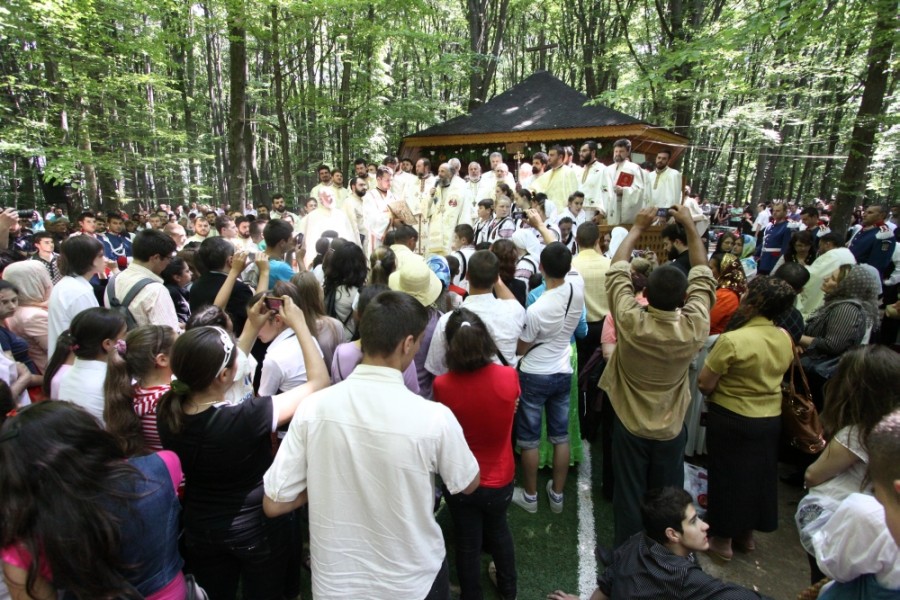 Pelerinaj la Mănăstirea Buciumeni: Peste 5.000 de credincioşi veniţi la sărbătoare