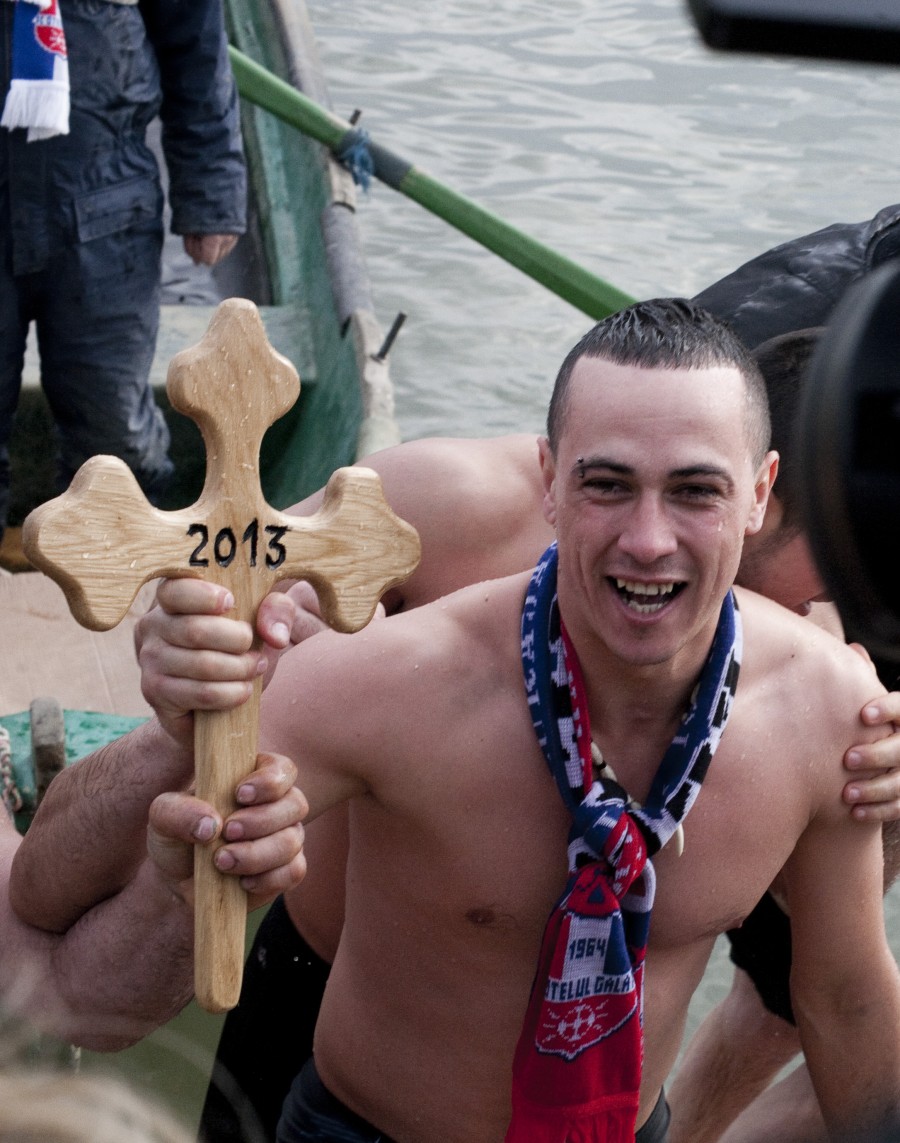 A prins crucea de Bobotează ca să câştige Oţelul "Cupa României" (GALERIE FOTO)
