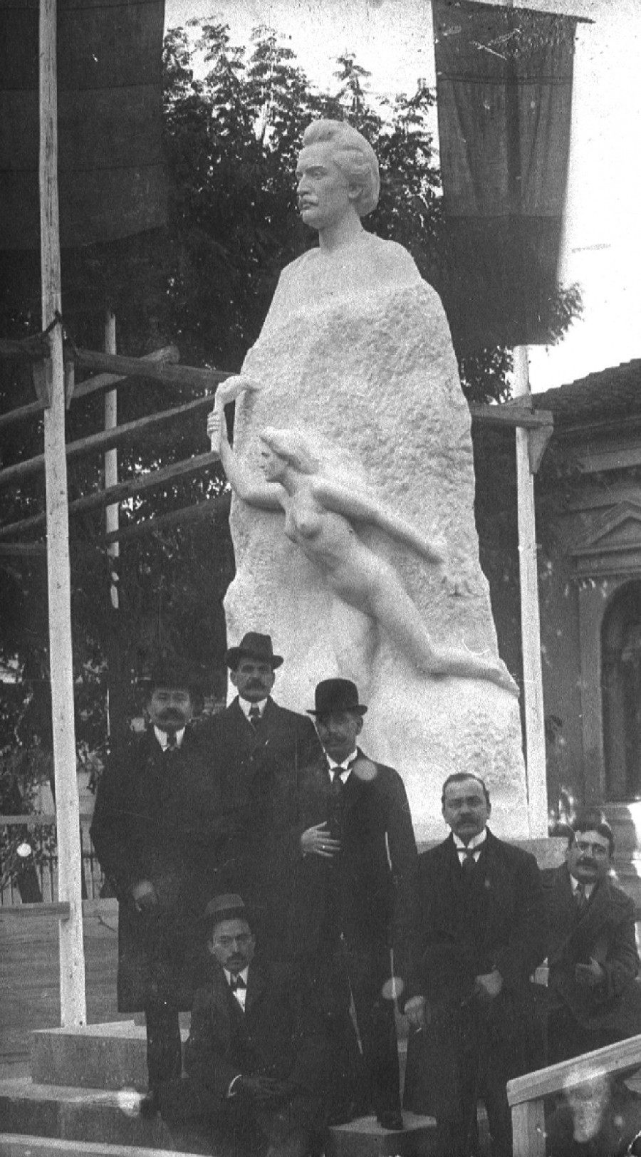 Prima statuie, ultimii oameni/ La Galaţi, Eminescu nu este... în mână! 