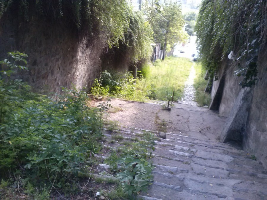 Centrul vechi, în ruină: Vandalism şi mizerie în Vadul Cărăbuş (FOTO)