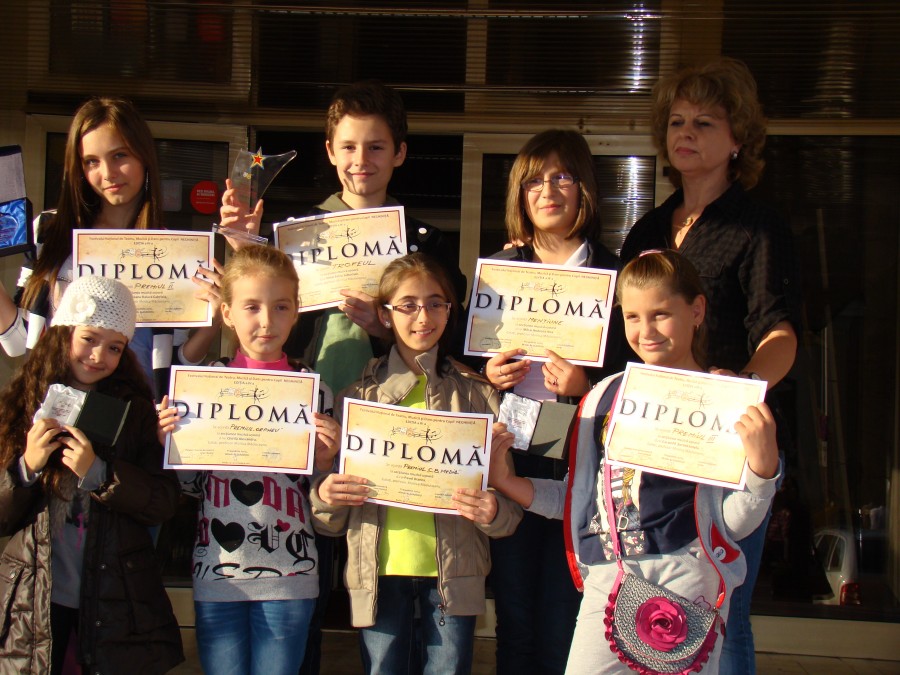 Gălăţenii au strălucit la Bacău: Opt premii şi menţiuni la "Neghiniţă"