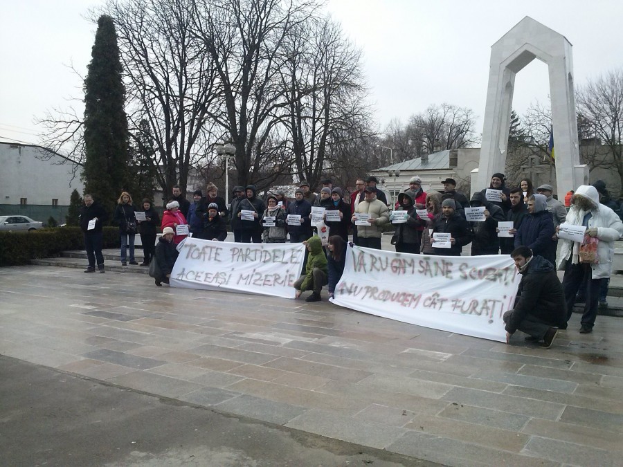 VIDEO/ “Galaţiul nu te mai vrea” - PROTEST fără public la Monumentul Eroilor