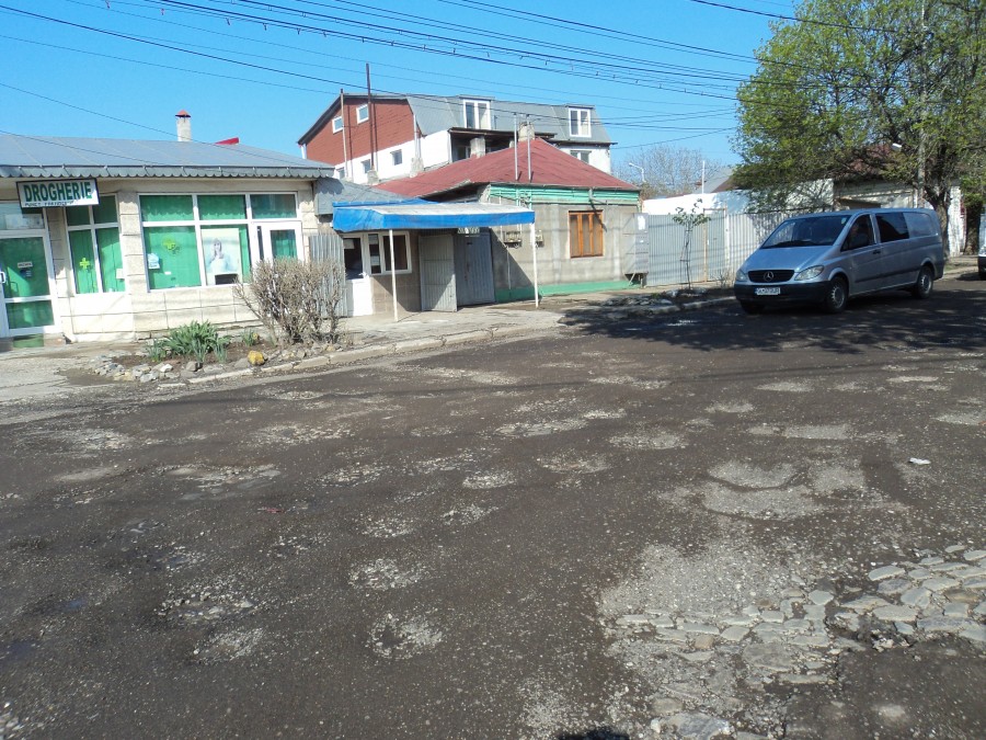 Ciuruită, strada Libertăţii va intra în reparaţii abia de la anul (FOTO)