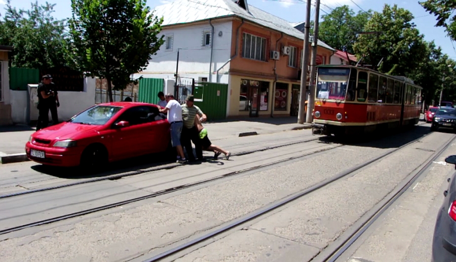 AMENZI: Peste 50 de şoferi au parcat pe linia de tramvai
