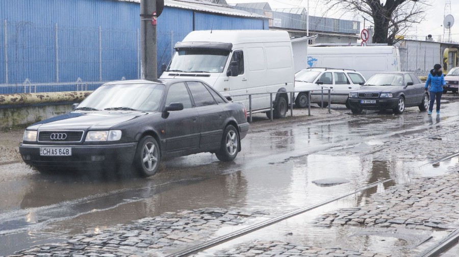 GROPILE din CENTRU, în care şoferii îşi RUP MAŞINILE, aşteaptă salvarea europeană (FOTO)