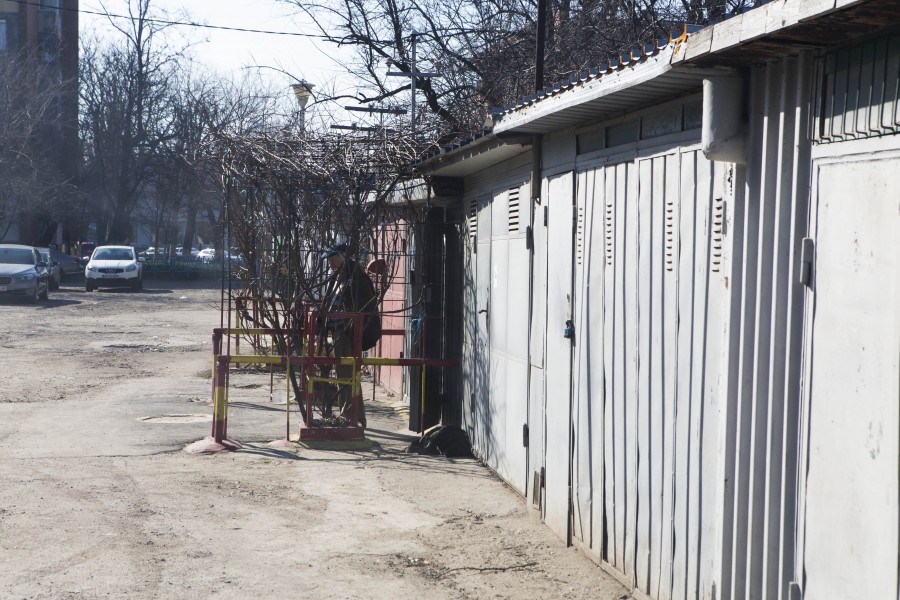 REPORTAJ/ În Ţiglina II, garajele şi spaţiul verde se luptă pentru supremaţie (GALERIE FOTO)