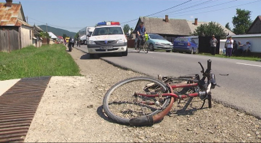 ACCIDENT EXTREM DE GRAV/ Doi biciclişti, seceraţi de o maşină scăpată de sub control