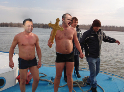 Viceprimarul Picu (primul din stânga) și edilul-șef Pucheanu, la fotografia de final a cursei de Bobotează