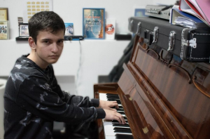 Chitara, pianul și limba engleză îl motivează zilnic. Adolescență între școală și hobby-uri (FOTO)