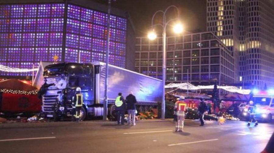 UPDATE, ATENTAT în Berlin. Un camion a intrat în mulţime, la un târg de Crăciun | Autorul atacului încă NU a fost prins, suspectul arestat a fost eliberat