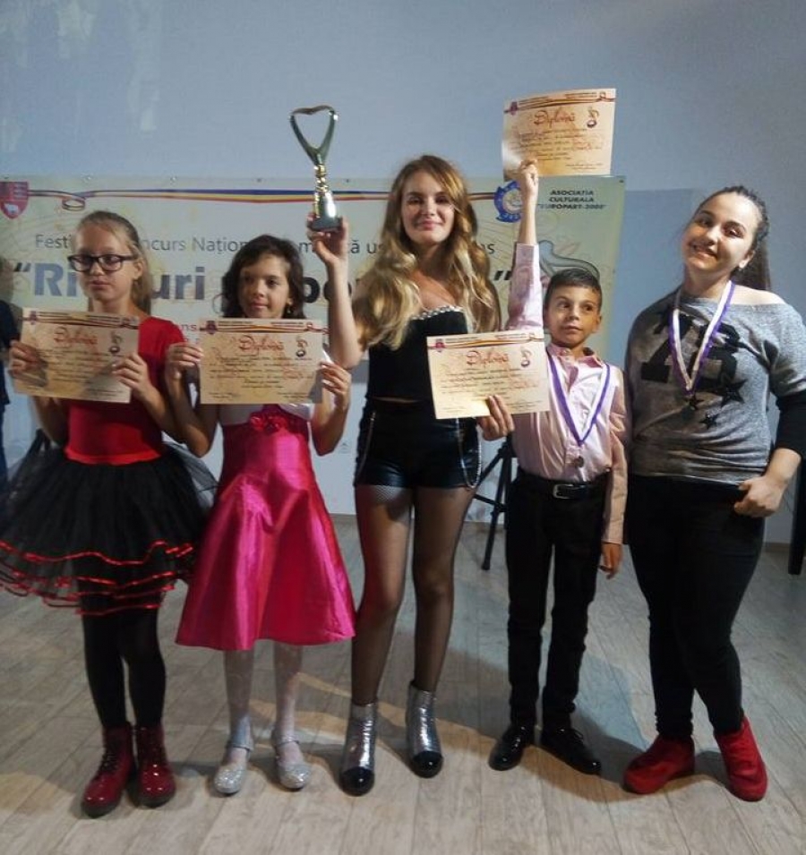 COPIII TALENTAȚI ”trag” din toate poziţiile! Un trofeu şi patru premii pentru elevii doamnei Savu, la Vaslui (FOTO)