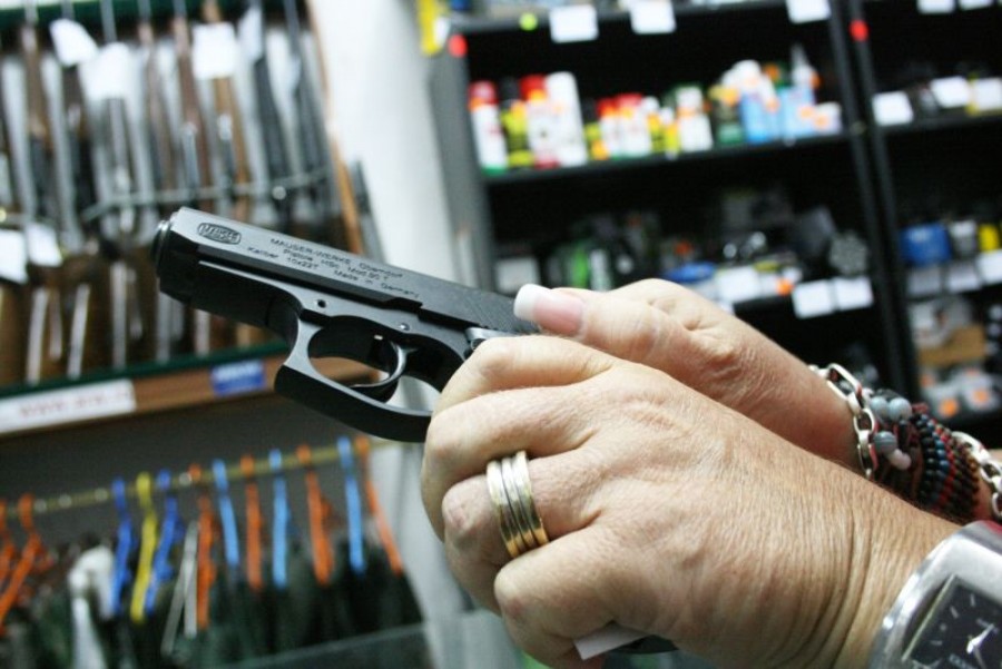 Tot mai mulţi gălăţeni îşi cumpără arme letale: Avem peste 4.000 de pistolari
