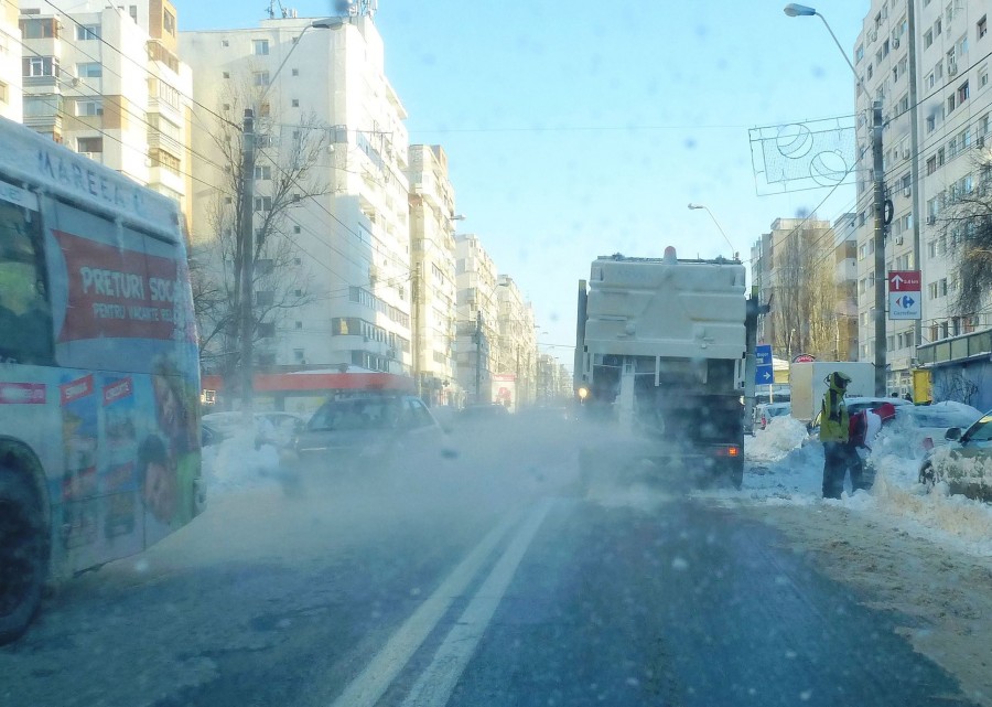 Drumarii ÎNGRAŞĂ FACTURA în ajun de Anul Nou. Exces de zel pe bulevarde, haos pe străzi (FOTO)