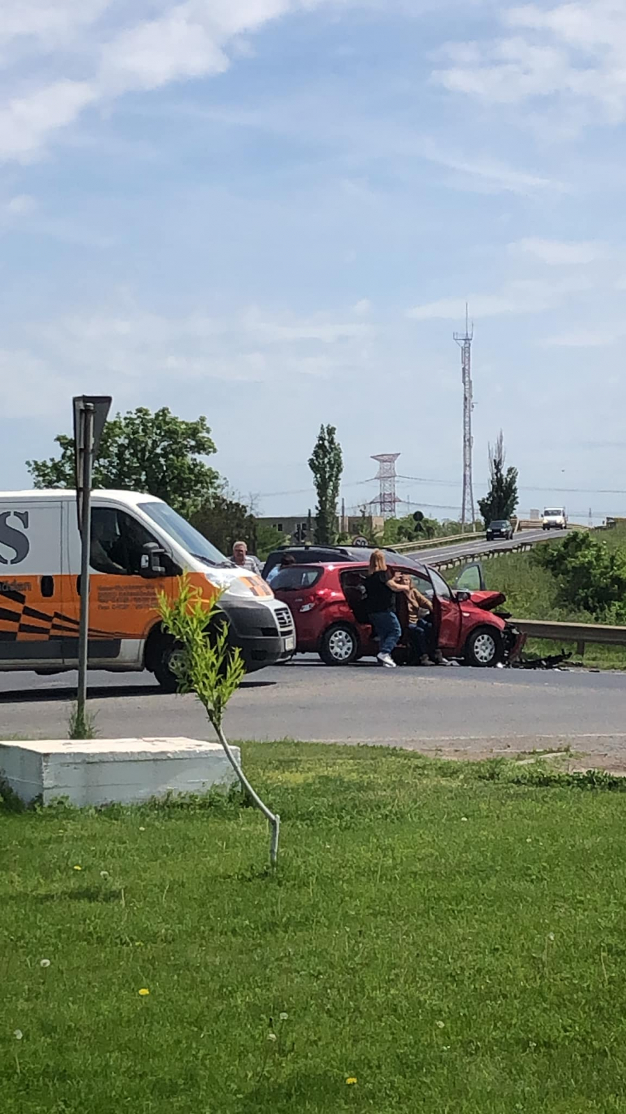 Cinci răniți într-un impact la benzinăria de la Șendreni
