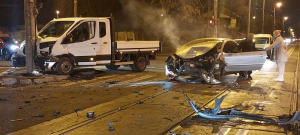 Două mașini s-au ciocnit violent la ”Eternitatea”