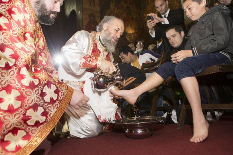 Arhiepiscopul Casian le spală joi picioarele orfanilor