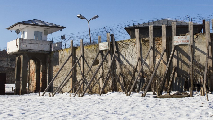 Gardul PENITENCIARULUI din Galaţi stă SĂ SE PRĂBUŞEASCĂ/ "MAXIMĂ SIGURANŢĂ" cu proptele din lemn