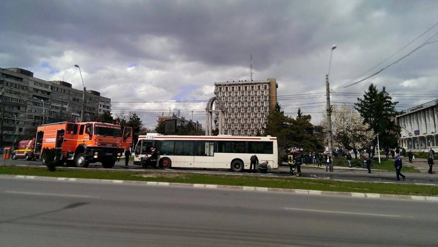 VIDEO/ PANICĂ ÎN GALAŢI: Un autobuz a luat FOC în trafic. Călătorii au fost EVACUAŢI