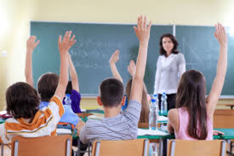 Profesorii din şcolile defavorizate, motivaţi cu BANI EUROPENI