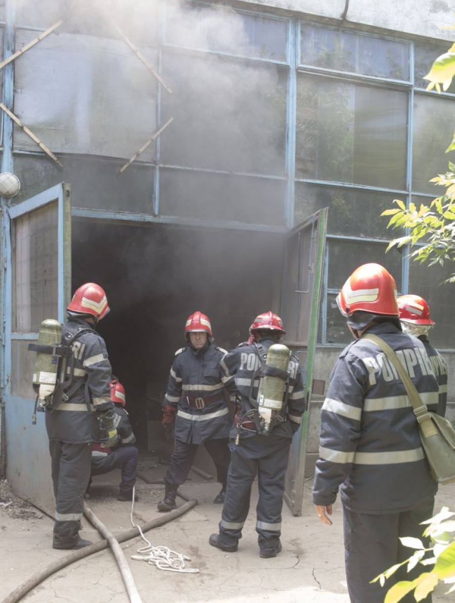 Incendiu la o fabrică de mobilă de pe strada Stefan cel Mare