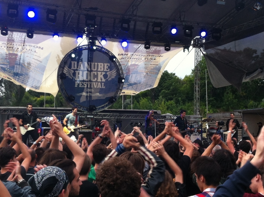 (VIDEO&FOTO) Festivalul "Rock la Dunăre" 2015 - ziua a doua: Vocea lui Dan Andrei Aldea şi flautul lui Ian Anderson au alungat ploaia